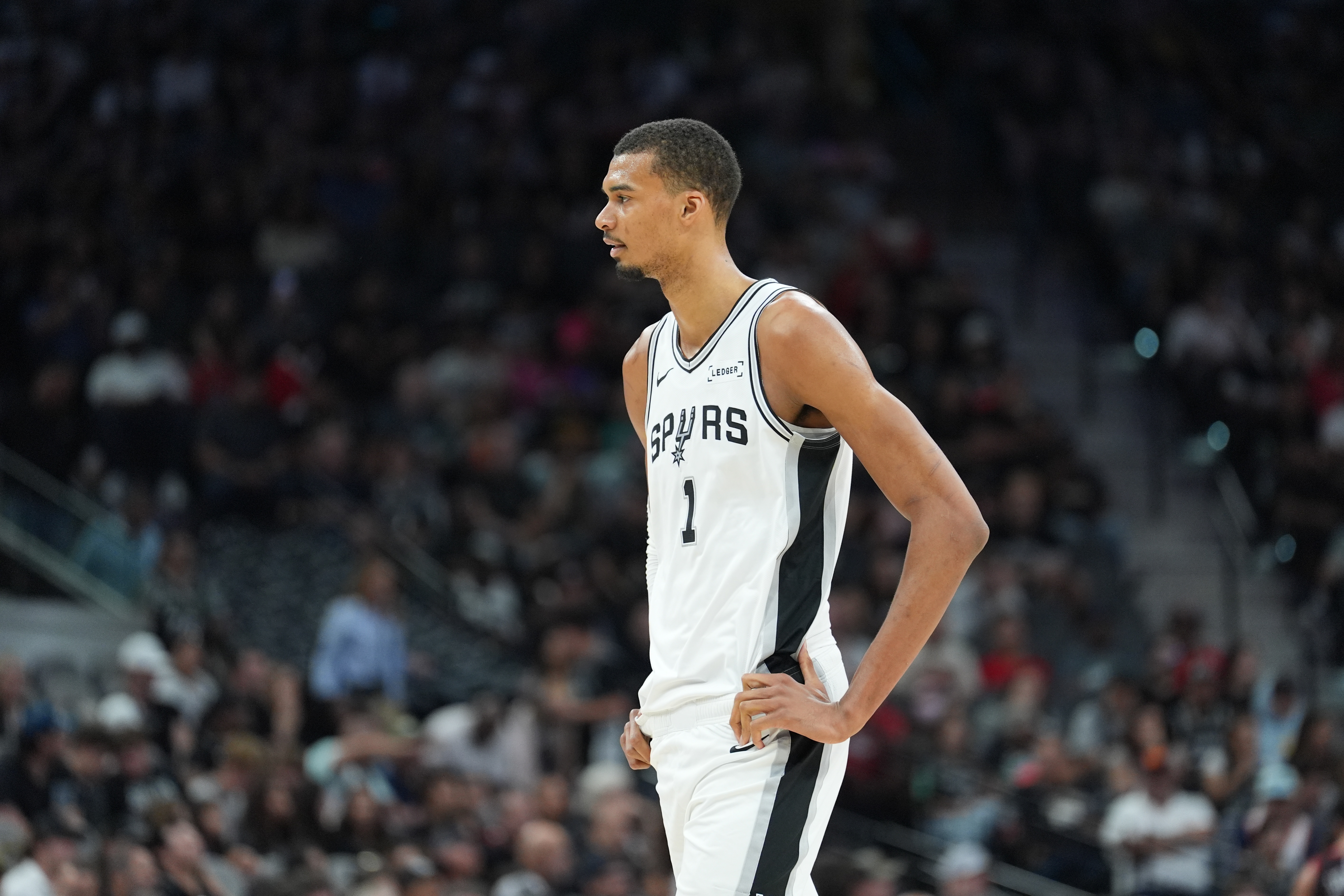 开云-比肩乔丹大梦字母哥！文班斩获DPOY同时赛季场均25+ NBA历史第4人